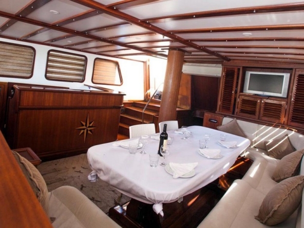 Sirena Gulet ile Adriyatik’te Split çıkışlı özel mavi yolculuk deneyimi. 5 kabin, 10 kişilik konfor ve profesyonel mürettebatla unutulmaz bir tatil sizi bekliyor.