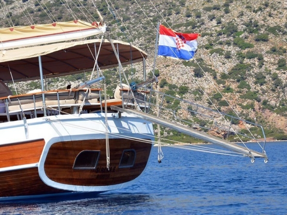 Sirena Gulet ile Adriyatik’te Split çıkışlı özel mavi yolculuk deneyimi. 5 kabin, 10 kişilik konfor ve profesyonel mürettebatla unutulmaz bir tatil sizi bekliyor.
