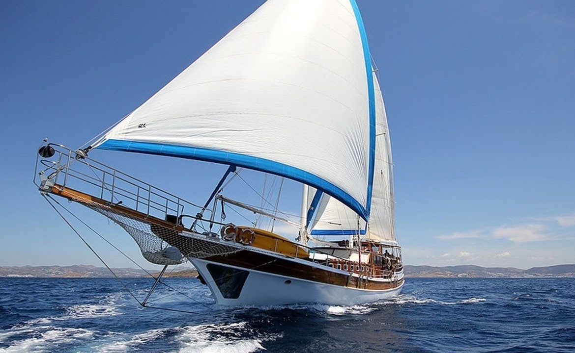 28 metre Sultan A Gulet ile Türkiye’de özel mavi yolculuk. 8 kabin, 16 kişi kapasite, profesyonel ekip ve konforlu yaşam alanları.