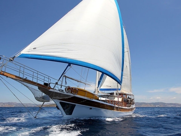 28 metre Sultan A Gulet ile Türkiye’de özel mavi yolculuk. 8 kabin, 16 kişi kapasite, profesyonel ekip ve konforlu yaşam alanları.