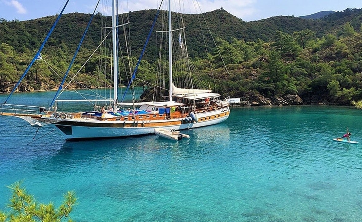 28 metre Sultan A Gulet ile Türkiye’de özel mavi yolculuk. 8 kabin, 16 kişi kapasite, profesyonel ekip ve konforlu yaşam alanları.