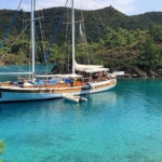 28 metre Sultan A Gulet ile Türkiye’de özel mavi yolculuk. 8 kabin, 16 kişi kapasite, profesyonel ekip ve konforlu yaşam alanları.