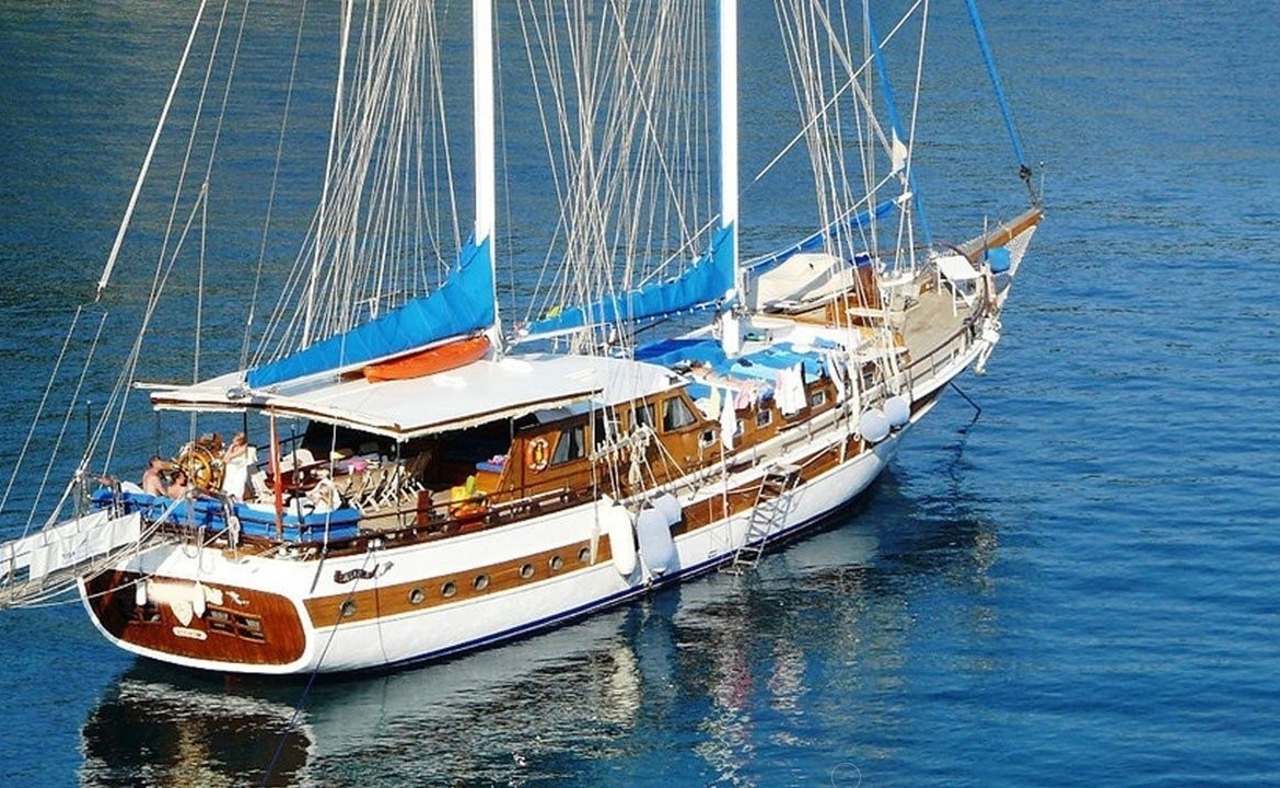 28 metre Sultan A Gulet ile Türkiye’de özel mavi yolculuk. 8 kabin, 16 kişi kapasite, profesyonel ekip ve konforlu yaşam alanları.