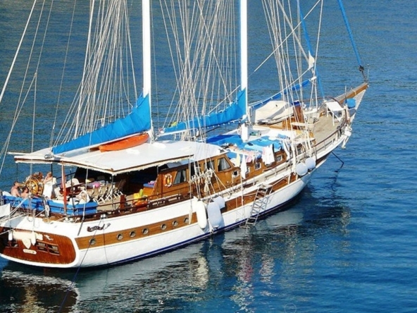 28 metre Sultan A Gulet ile Türkiye’de özel mavi yolculuk. 8 kabin, 16 kişi kapasite, profesyonel ekip ve konforlu yaşam alanları.