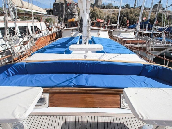 28 metre Sultan A Gulet ile Türkiye’de özel mavi yolculuk. 8 kabin, 16 kişi kapasite, profesyonel ekip ve konforlu yaşam alanları.