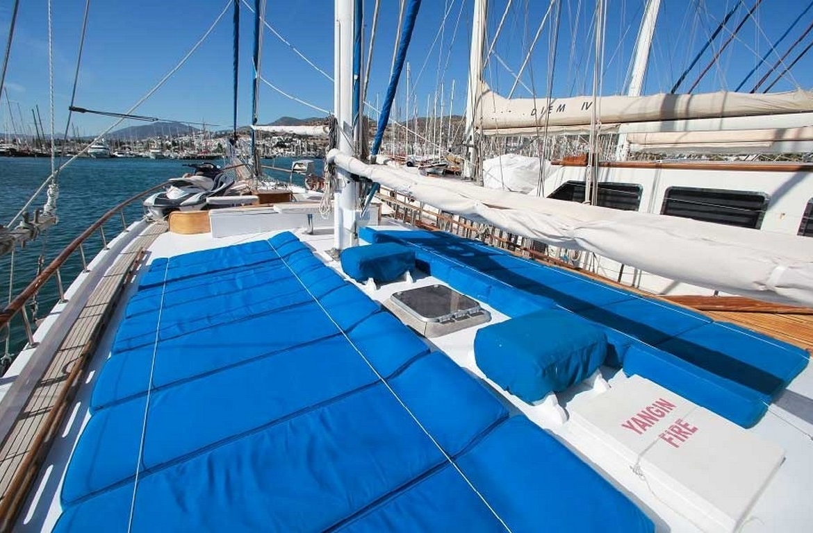 28 metre Sultan A Gulet ile Türkiye’de özel mavi yolculuk. 8 kabin, 16 kişi kapasite, profesyonel ekip ve konforlu yaşam alanları.