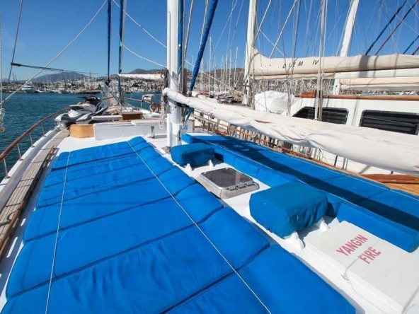 28 metre Sultan A Gulet ile Türkiye’de özel mavi yolculuk. 8 kabin, 16 kişi kapasite, profesyonel ekip ve konforlu yaşam alanları.