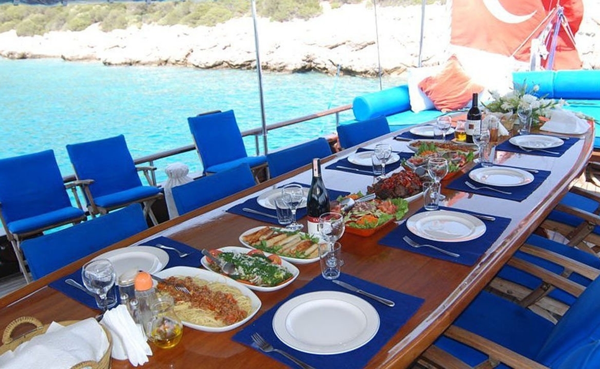 28 metre Sultan A Gulet ile Türkiye’de özel mavi yolculuk. 8 kabin, 16 kişi kapasite, profesyonel ekip ve konforlu yaşam alanları.