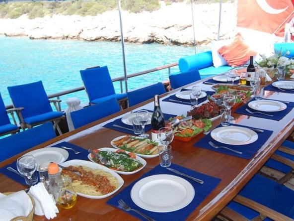 28 metre Sultan A Gulet ile Türkiye’de özel mavi yolculuk. 8 kabin, 16 kişi kapasite, profesyonel ekip ve konforlu yaşam alanları.