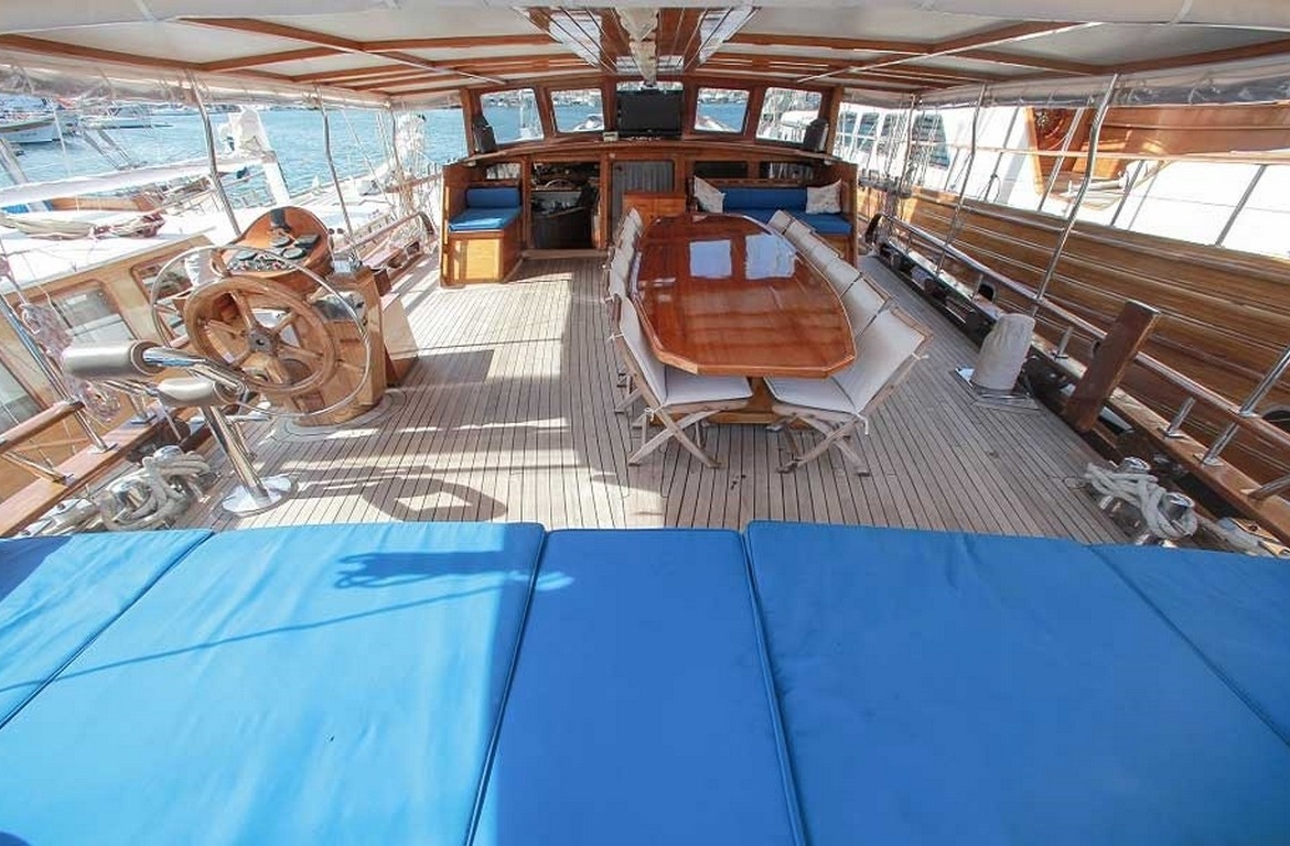 28 metre Sultan A Gulet ile Türkiye’de özel mavi yolculuk. 8 kabin, 16 kişi kapasite, profesyonel ekip ve konforlu yaşam alanları.