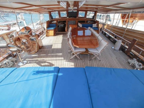 28 metre Sultan A Gulet ile Türkiye’de özel mavi yolculuk. 8 kabin, 16 kişi kapasite, profesyonel ekip ve konforlu yaşam alanları.