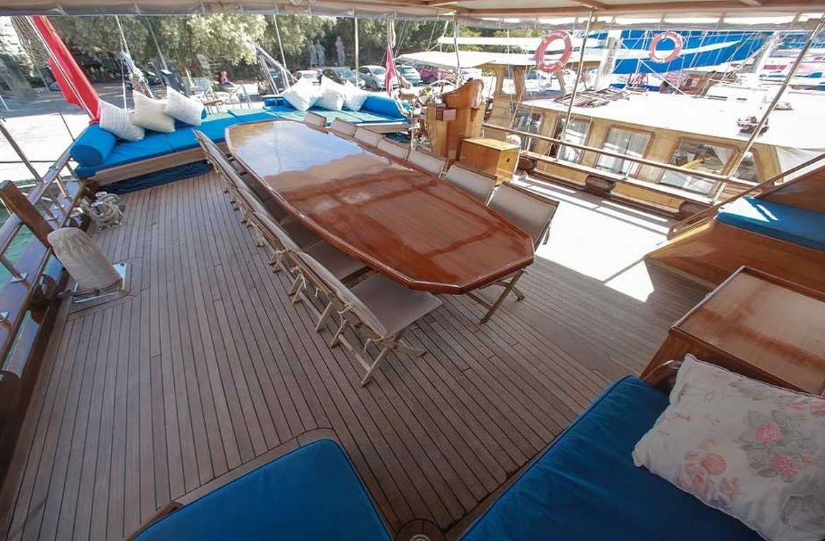 28 metre Sultan A Gulet ile Türkiye’de özel mavi yolculuk. 8 kabin, 16 kişi kapasite, profesyonel ekip ve konforlu yaşam alanları.