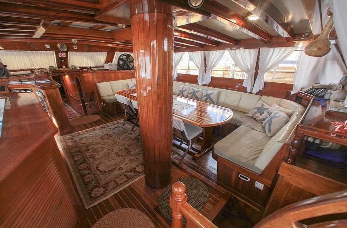 28 metre Sultan A Gulet ile Türkiye’de özel mavi yolculuk. 8 kabin, 16 kişi kapasite, profesyonel ekip ve konforlu yaşam alanları.