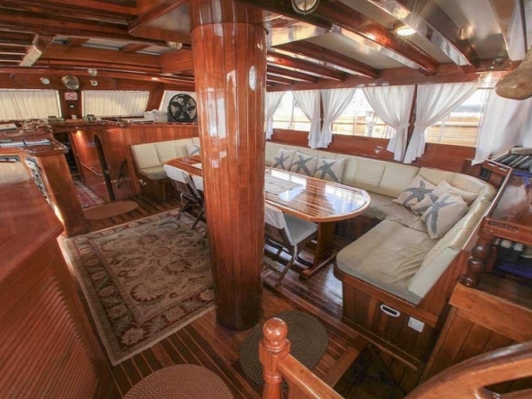 28 metre Sultan A Gulet ile Türkiye’de özel mavi yolculuk. 8 kabin, 16 kişi kapasite, profesyonel ekip ve konforlu yaşam alanları.