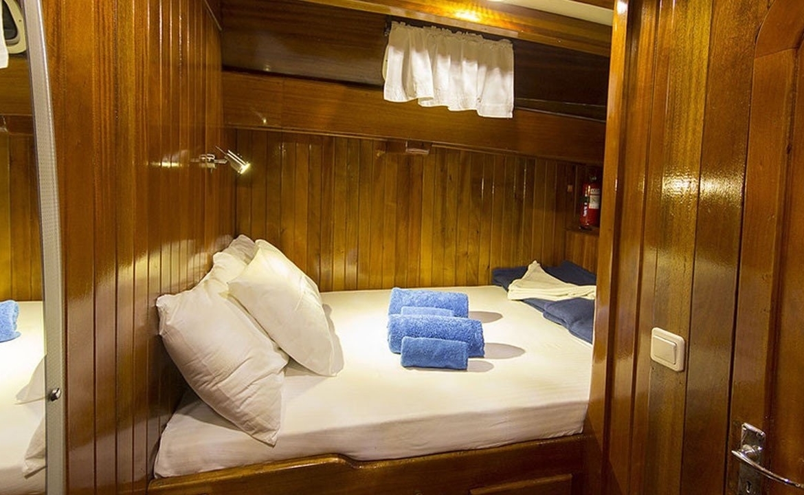 28 metre Sultan A Gulet ile Türkiye’de özel mavi yolculuk. 8 kabin, 16 kişi kapasite, profesyonel ekip ve konforlu yaşam alanları.