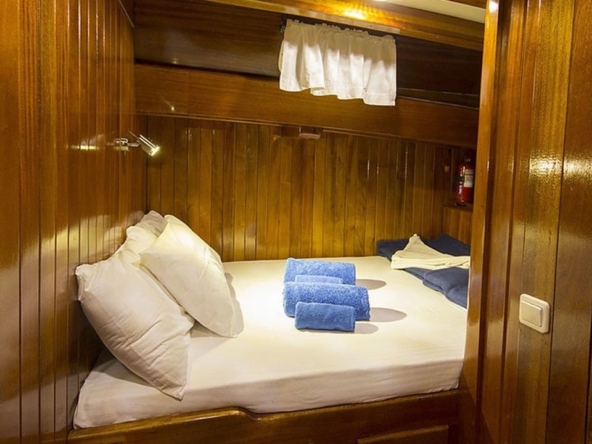 28 metre Sultan A Gulet ile Türkiye’de özel mavi yolculuk. 8 kabin, 16 kişi kapasite, profesyonel ekip ve konforlu yaşam alanları.