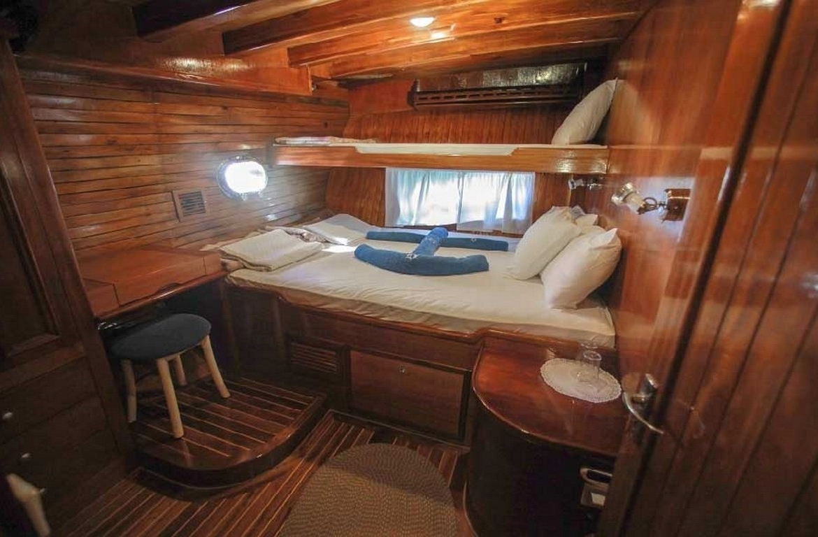 28 metre Sultan A Gulet ile Türkiye’de özel mavi yolculuk. 8 kabin, 16 kişi kapasite, profesyonel ekip ve konforlu yaşam alanları.