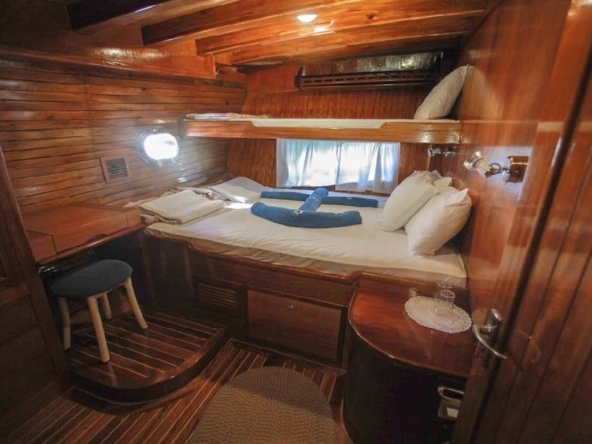 28 metre Sultan A Gulet ile Türkiye’de özel mavi yolculuk. 8 kabin, 16 kişi kapasite, profesyonel ekip ve konforlu yaşam alanları.