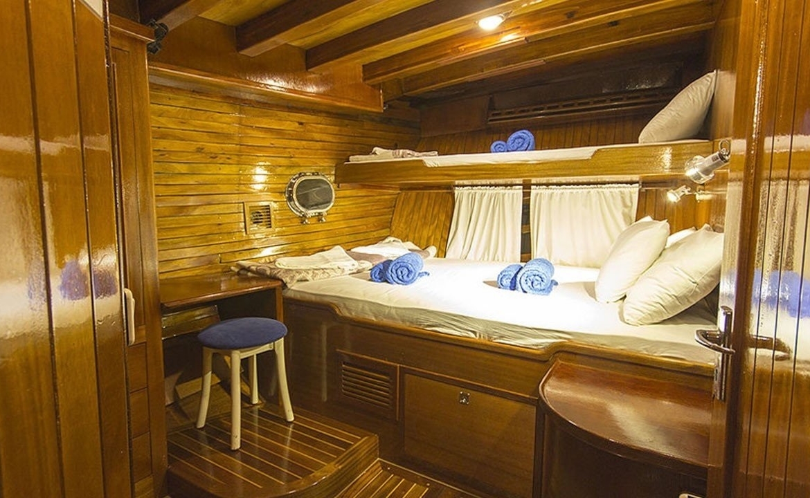 28 metre Sultan A Gulet ile Türkiye’de özel mavi yolculuk. 8 kabin, 16 kişi kapasite, profesyonel ekip ve konforlu yaşam alanları.