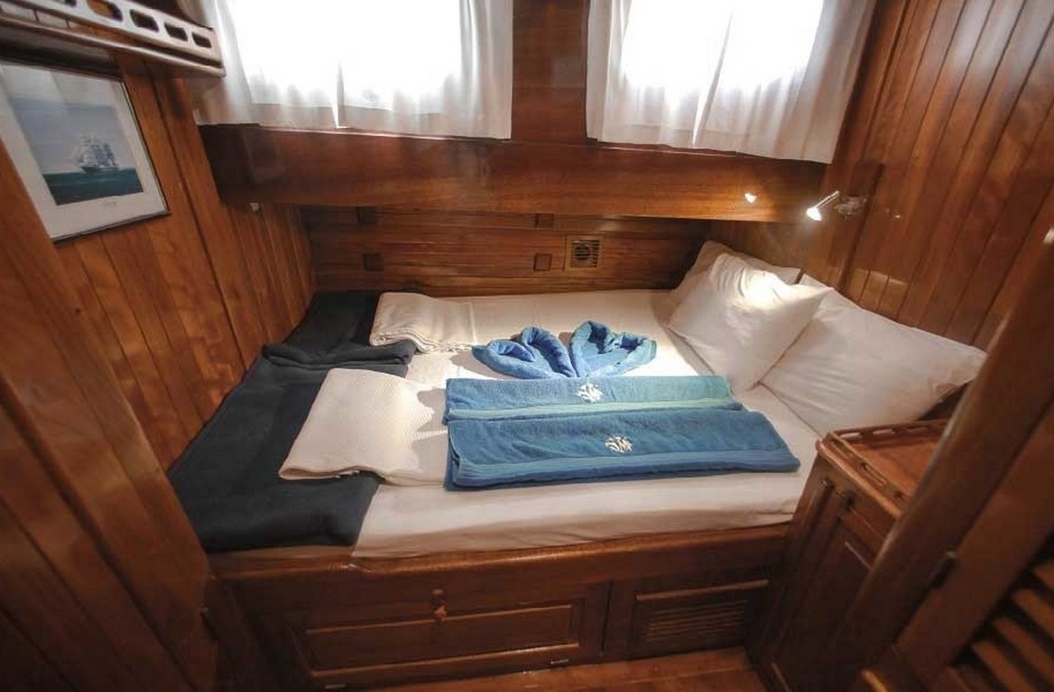 28 metre Sultan A Gulet ile Türkiye’de özel mavi yolculuk. 8 kabin, 16 kişi kapasite, profesyonel ekip ve konforlu yaşam alanları.