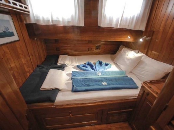 28 metre Sultan A Gulet ile Türkiye’de özel mavi yolculuk. 8 kabin, 16 kişi kapasite, profesyonel ekip ve konforlu yaşam alanları.