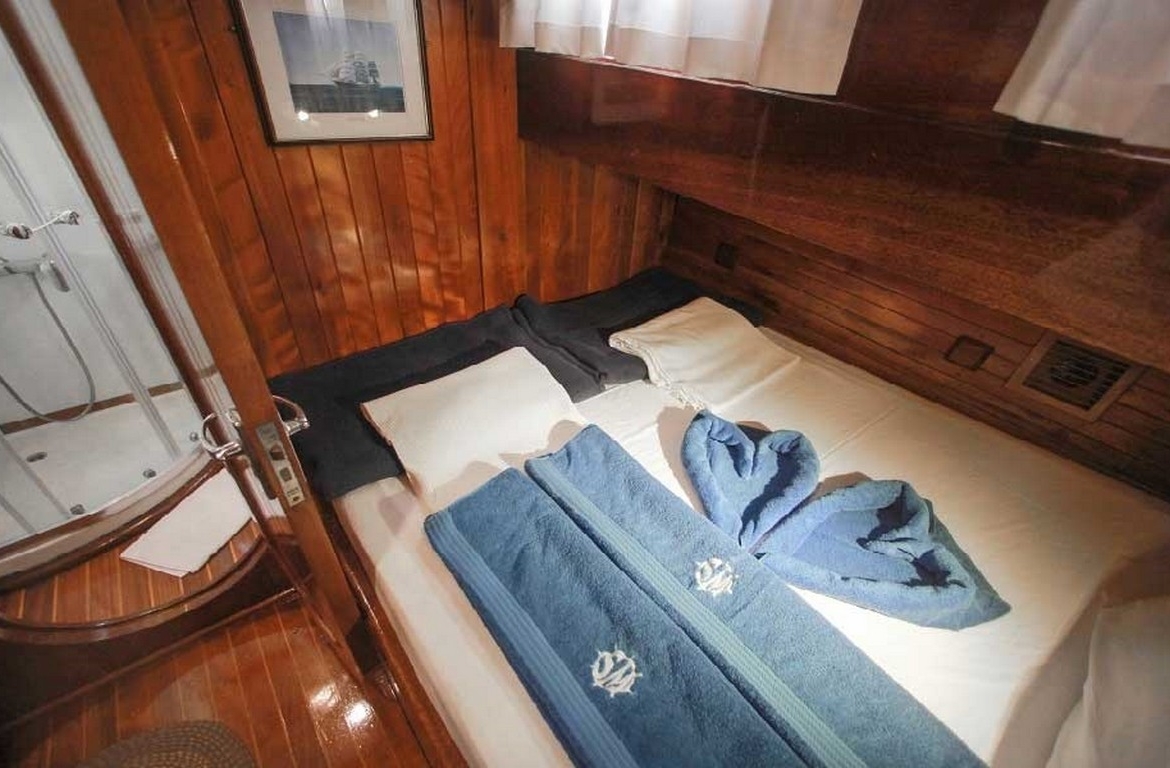 28 metre Sultan A Gulet ile Türkiye’de özel mavi yolculuk. 8 kabin, 16 kişi kapasite, profesyonel ekip ve konforlu yaşam alanları.