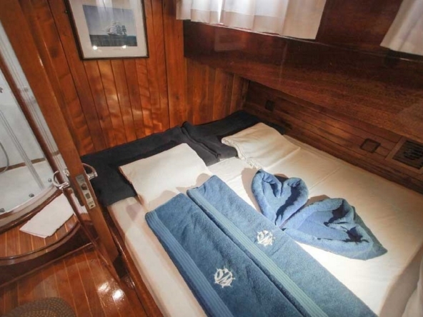 28 metre Sultan A Gulet ile Türkiye’de özel mavi yolculuk. 8 kabin, 16 kişi kapasite, profesyonel ekip ve konforlu yaşam alanları.