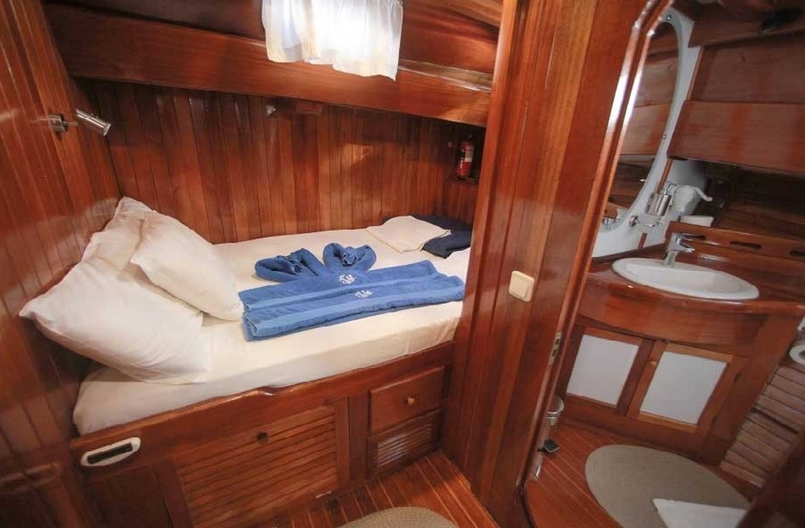 28 metre Sultan A Gulet ile Türkiye’de özel mavi yolculuk. 8 kabin, 16 kişi kapasite, profesyonel ekip ve konforlu yaşam alanları.