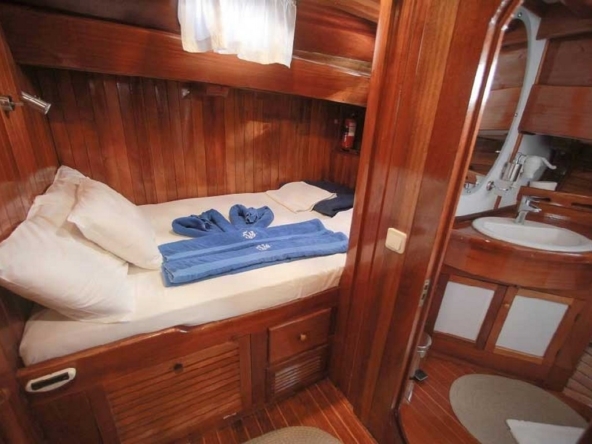 28 metre Sultan A Gulet ile Türkiye’de özel mavi yolculuk. 8 kabin, 16 kişi kapasite, profesyonel ekip ve konforlu yaşam alanları.