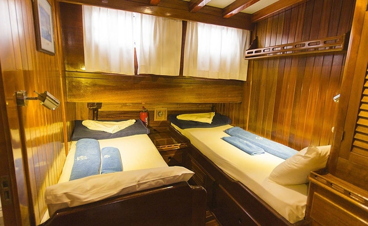 28 metre Sultan A Gulet ile Türkiye’de özel mavi yolculuk. 8 kabin, 16 kişi kapasite, profesyonel ekip ve konforlu yaşam alanları.