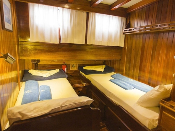 28 metre Sultan A Gulet ile Türkiye’de özel mavi yolculuk. 8 kabin, 16 kişi kapasite, profesyonel ekip ve konforlu yaşam alanları.