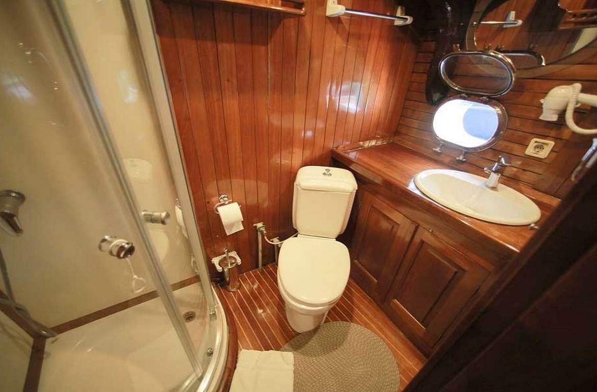 28 metre Sultan A Gulet ile Türkiye’de özel mavi yolculuk. 8 kabin, 16 kişi kapasite, profesyonel ekip ve konforlu yaşam alanları.