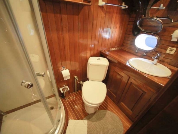 28 metre Sultan A Gulet ile Türkiye’de özel mavi yolculuk. 8 kabin, 16 kişi kapasite, profesyonel ekip ve konforlu yaşam alanları.