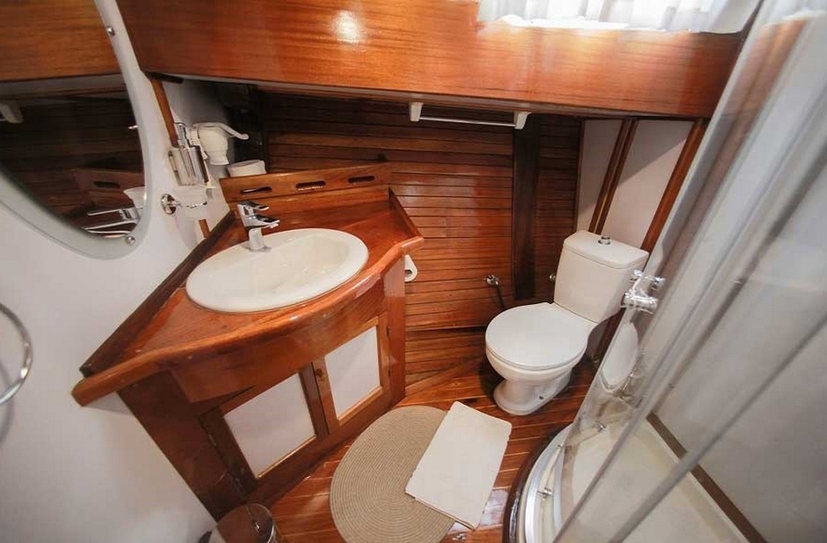 28 metre Sultan A Gulet ile Türkiye’de özel mavi yolculuk. 8 kabin, 16 kişi kapasite, profesyonel ekip ve konforlu yaşam alanları.