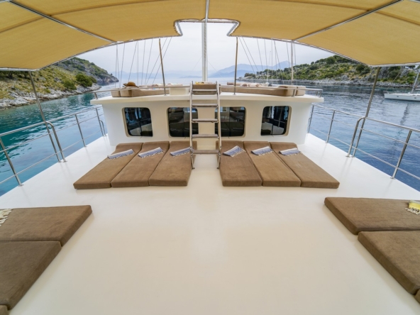 Tersane 8 Kiralık Gulet 14 kabinli 32 Kişi Kapasiteli, arkadaşlar veya aileler için Akdeniz’de premium deniz tatili ve özel rotalar sunar.
