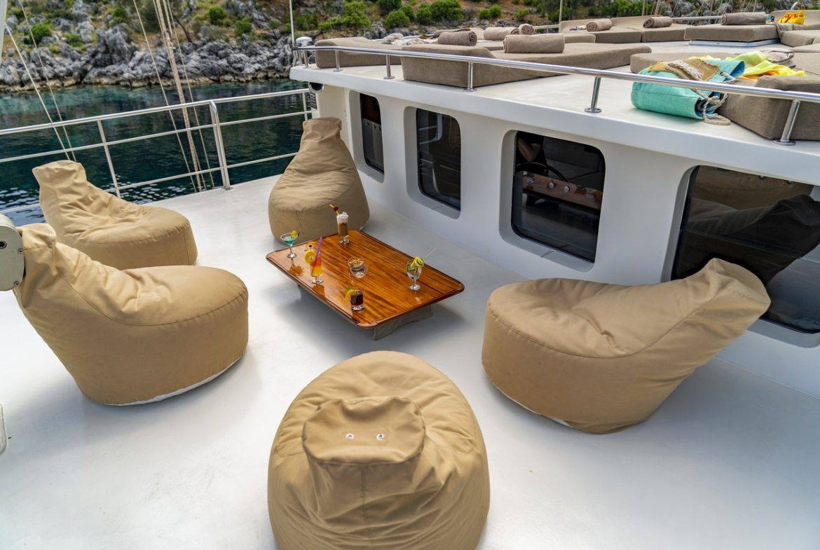 Tersane 8 Kiralık Gulet 14 kabinli 32 Kişi Kapasiteli, arkadaşlar veya aileler için Akdeniz’de premium deniz tatili ve özel rotalar sunar.