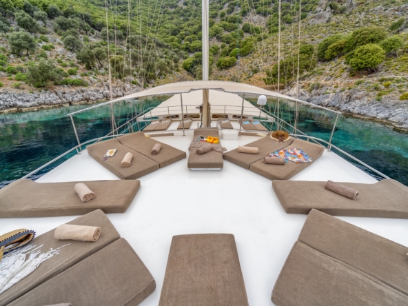 Tersane 8 Kiralık Gulet 14 kabinli 32 Kişi Kapasiteli, arkadaşlar veya aileler için Akdeniz’de premium deniz tatili ve özel rotalar sunar.