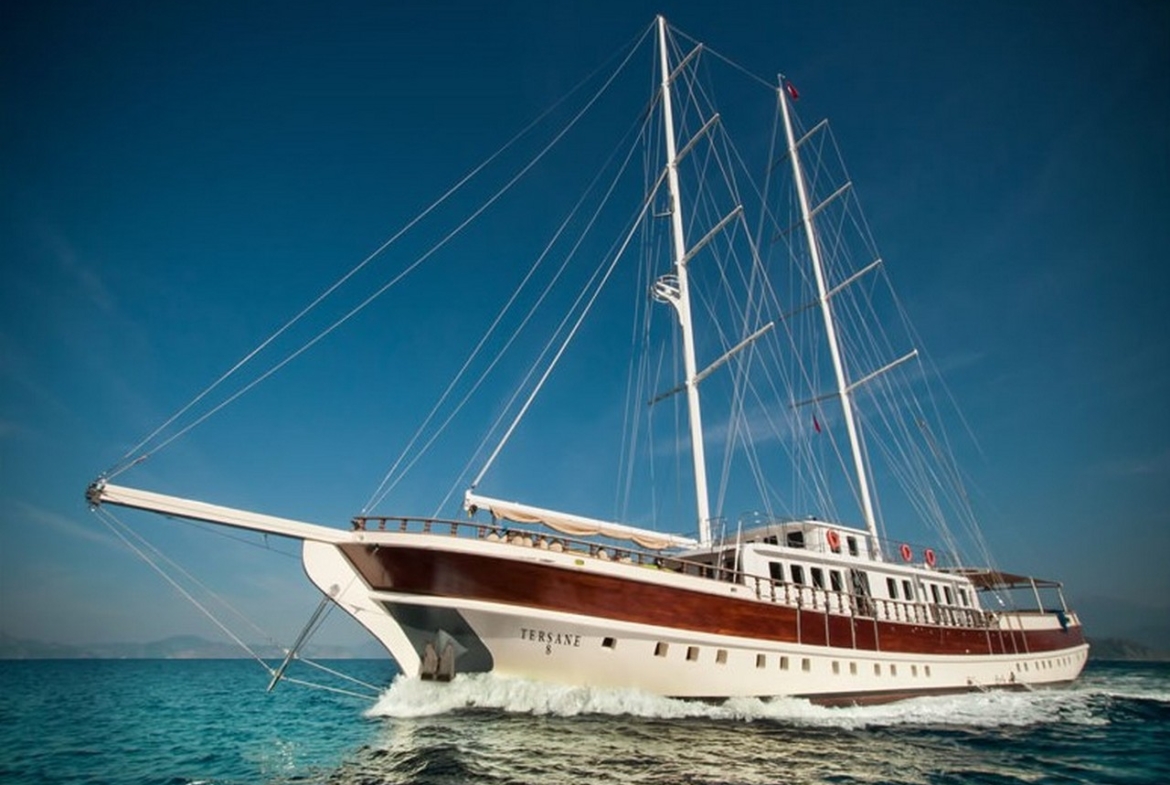 Tersane 8 Kiralık Gulet 14 kabinli 32 Kişi Kapasiteli, arkadaşlar veya aileler için Akdeniz’de premium deniz tatili ve özel rotalar sunar.