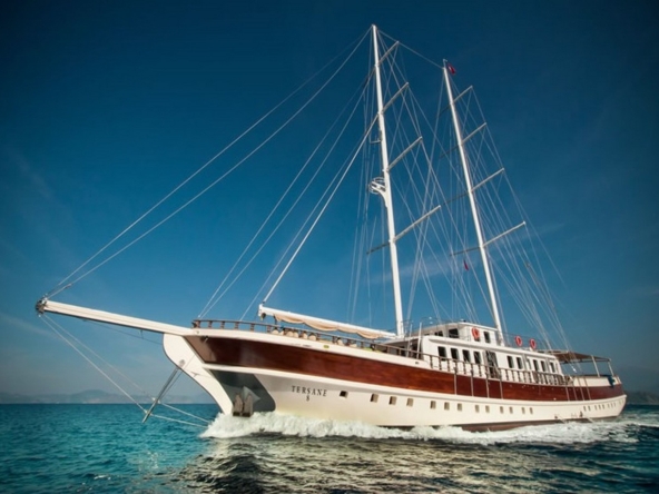 Tersane 8 Kiralık Gulet 14 kabinli 32 Kişi Kapasiteli, arkadaşlar veya aileler için Akdeniz’de premium deniz tatili ve özel rotalar sunar.