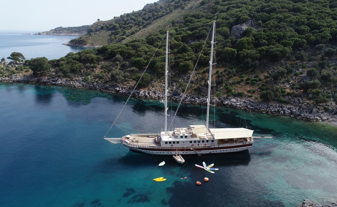 Tersane 8 Kiralık Gulet 14 kabinli 32 Kişi Kapasiteli, arkadaşlar veya aileler için Akdeniz’de premium deniz tatili ve özel rotalar sunar.