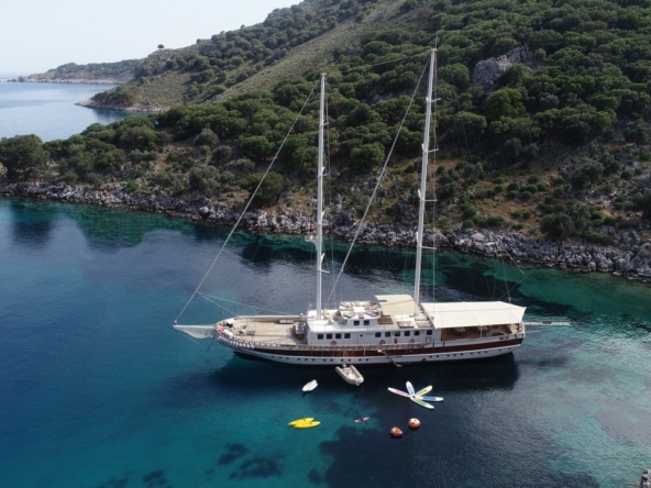 Tersane 8 Kiralık Gulet 14 kabinli 32 Kişi Kapasiteli, arkadaşlar veya aileler için Akdeniz’de premium deniz tatili ve özel rotalar sunar.