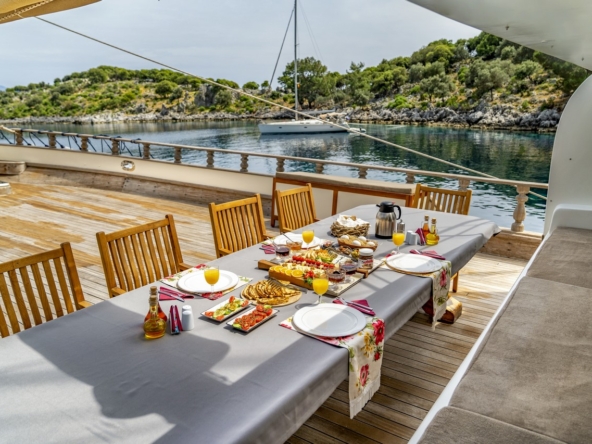 Tersane 8 Kiralık Gulet 14 kabinli 32 Kişi Kapasiteli, arkadaşlar veya aileler için Akdeniz’de premium deniz tatili ve özel rotalar sunar.