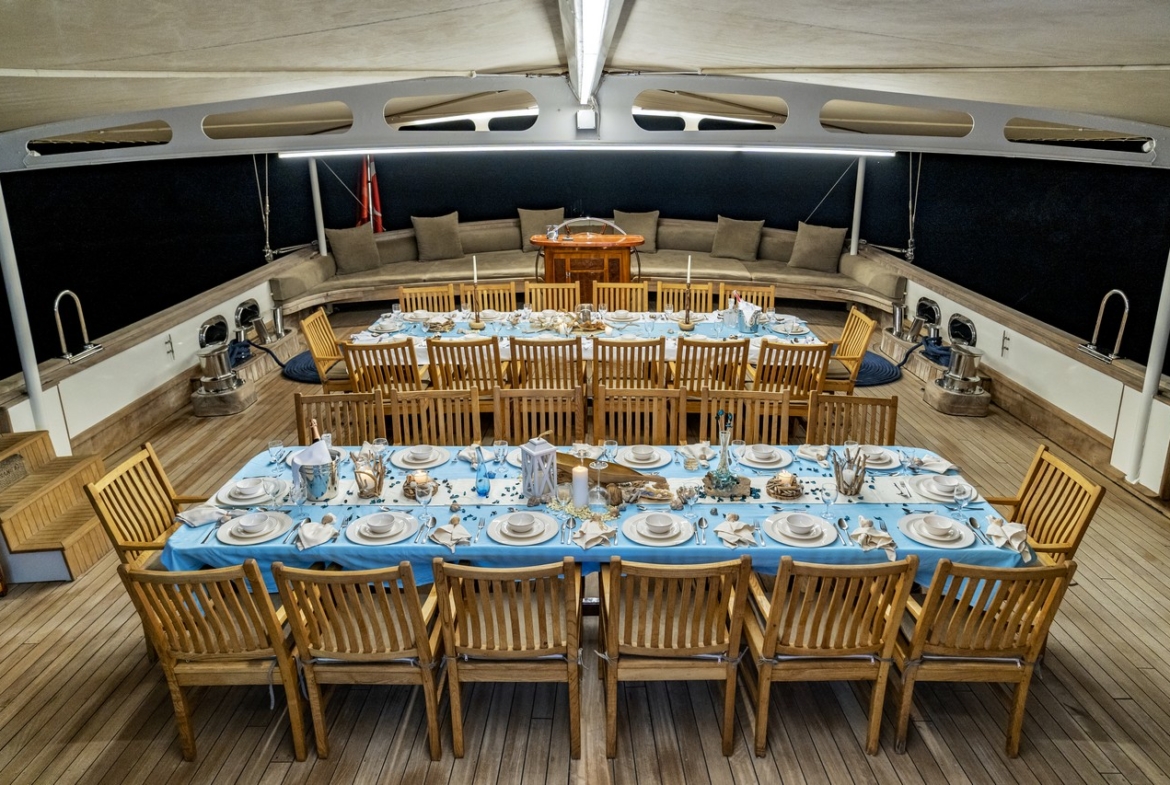 Tersane 8 Kiralık Gulet 14 kabinli 32 Kişi Kapasiteli, arkadaşlar veya aileler için Akdeniz’de premium deniz tatili ve özel rotalar sunar.