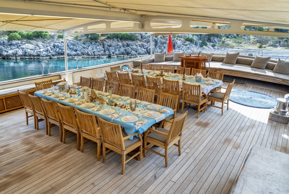 Tersane 8 Kiralık Gulet 14 kabinli 32 Kişi Kapasiteli, arkadaşlar veya aileler için Akdeniz’de premium deniz tatili ve özel rotalar sunar.