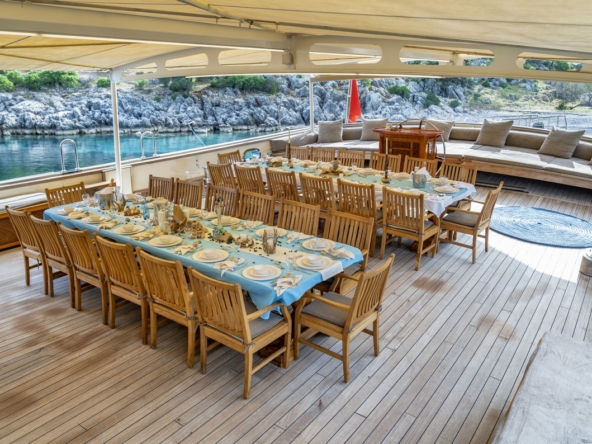 Tersane 8 Kiralık Gulet 14 kabinli 32 Kişi Kapasiteli, arkadaşlar veya aileler için Akdeniz’de premium deniz tatili ve özel rotalar sunar.