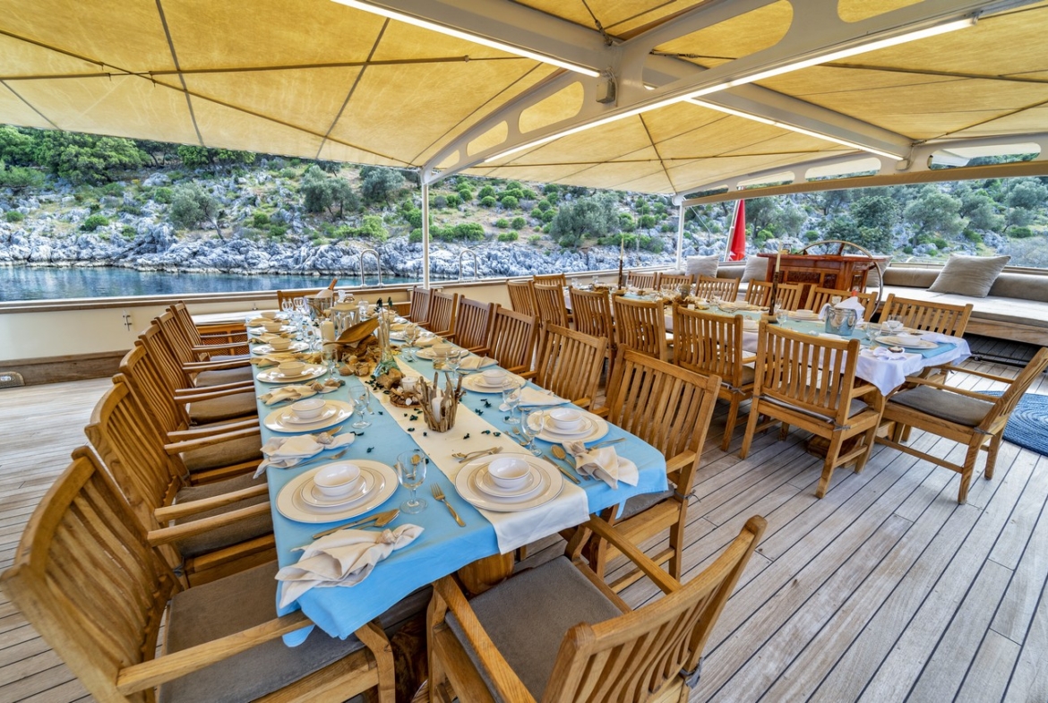 Tersane 8 Kiralık Gulet 14 kabinli 32 Kişi Kapasiteli, arkadaşlar veya aileler için Akdeniz’de premium deniz tatili ve özel rotalar sunar.