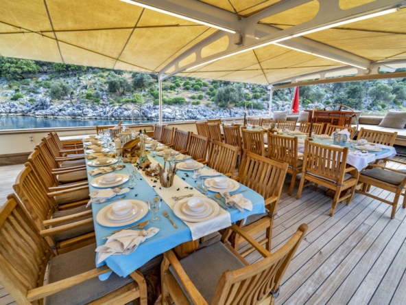 Tersane 8 Kiralık Gulet 14 kabinli 32 Kişi Kapasiteli, arkadaşlar veya aileler için Akdeniz’de premium deniz tatili ve özel rotalar sunar.