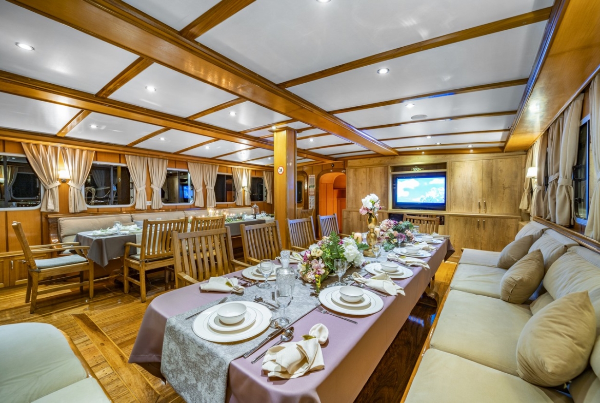 Tersane 8 Kiralık Gulet 14 kabinli 32 Kişi Kapasiteli, arkadaşlar veya aileler için Akdeniz’de premium deniz tatili ve özel rotalar sunar.