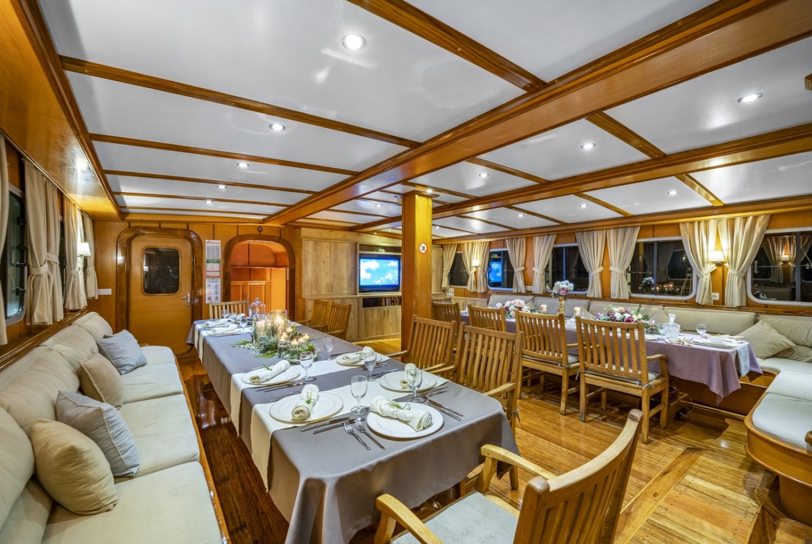 Tersane 8 Kiralık Gulet 14 kabinli 32 Kişi Kapasiteli, arkadaşlar veya aileler için Akdeniz’de premium deniz tatili ve özel rotalar sunar.