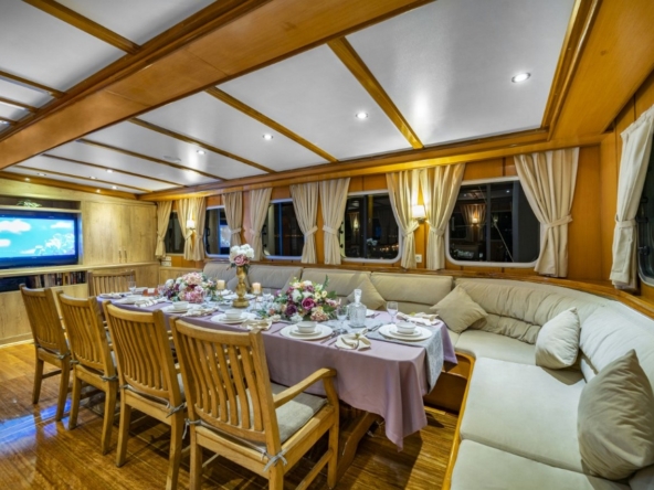 Tersane 8 Kiralık Gulet 14 kabinli 32 Kişi Kapasiteli, arkadaşlar veya aileler için Akdeniz’de premium deniz tatili ve özel rotalar sunar.